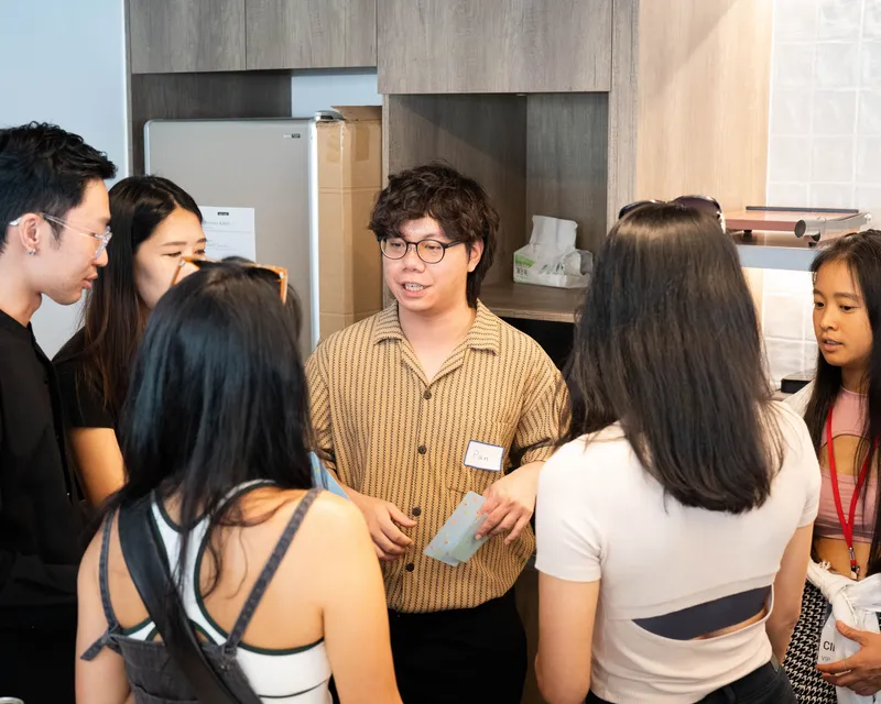 小聚現場，幾個人圍在一起自然交流