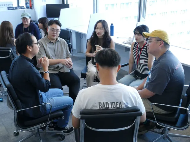 小組交流，幾個人圍坐成一圈討論