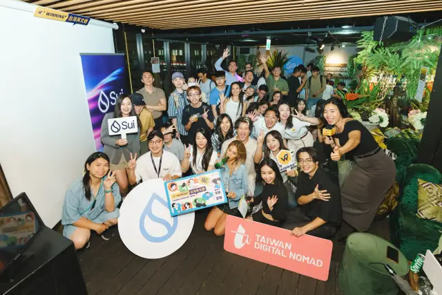 after party 的大合照，參加者擠在一起，前方有 Taiwan Digital Nomad 與 Sui 的牌子