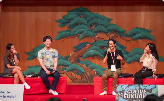 Colive Fukuoka 現場，四位講者坐在舞台上對談