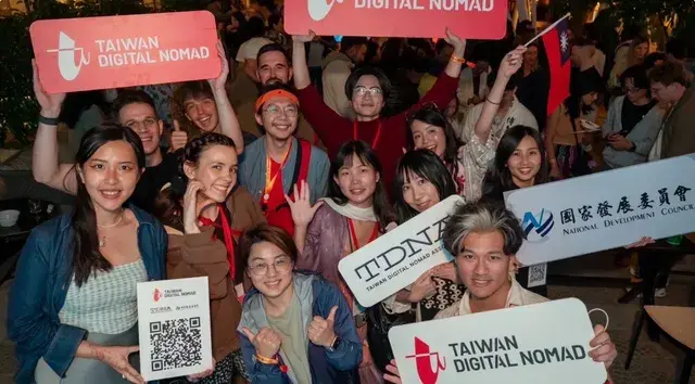 Vietnam Nomad Fest 現場合照，大家舉著 Taiwan Digital Nomad 的牌子