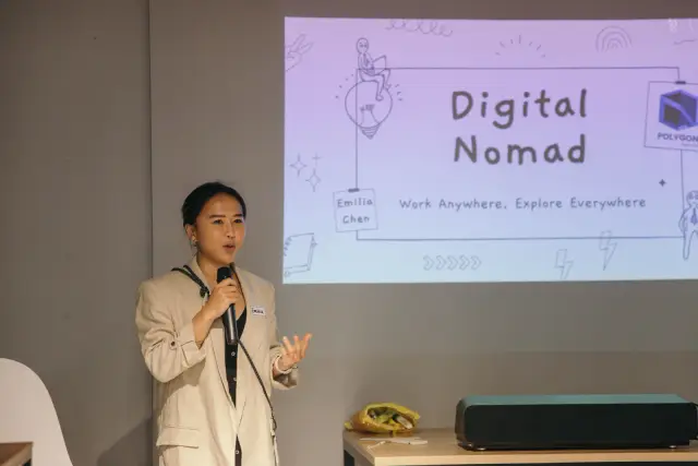 求職工作坊現場，講者拿著麥克風站在投影幕前，畫面寫著 Digital Nomad