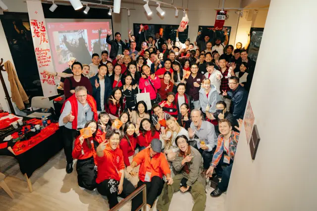 國際新年體驗活動的大合照，許多人穿著紅色衣服