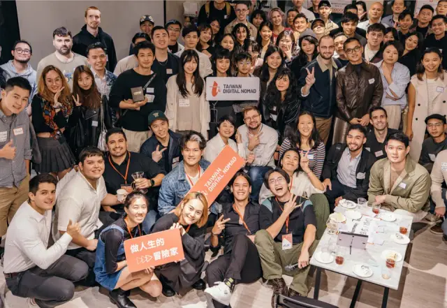 台北小聚現場，滿場參加者擠在一起大合照